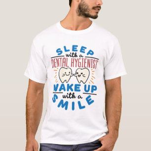 Vila med en tandhygienistisk vakning upp med en sj t shirt