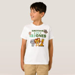 Vild 1 Jungle Safari Twin First Birthday Brother T Shirt<br><div class="desc">Bror till vild ett! Vänder dina twillingar en? Den här Vilden En design är perfekt för deras första födelsedag att låta deras bror visa sin upphetsning för syskon. Temat djungelsafari har en tecknad som illustrerar apa,  slam,  elefant,  lejon och giraffe!</div>