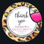 Vild Animal Mönster & Vin BacheloretteTack Runt Klistermärke<br><div class="desc">Tack för att du har en bachelorettfest med ett vild djur mönster och en coola tittar vin glas. Vin inuti glaset är shock rosa. Tack för att du skrev trendiget coola.</div>