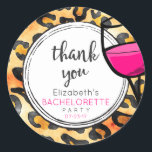 Vild Animal Mönster & Vin BacheloretteTack Runt Klistermärke<br><div class="desc">Tack för att du har en bachelorettfest med ett vild djur mönster och en coola tittar vin glas. Vin inuti glaset är shock rosa. Tack för att du skrev trendiget coola.</div>
