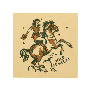 "Vild As Heck" Cute Retro Cowgirl på Horseback Trätavla
