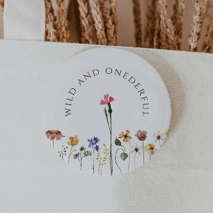 Vild av färgad vilda blommor och födelsedag knapp