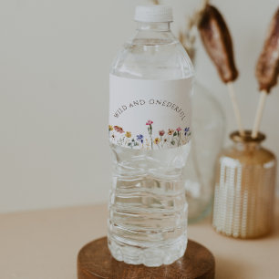 Vild av färgad vilda blommor och födelsedag vattenflaskor etikett