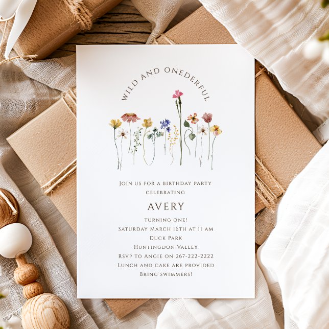 Vild av färgade vilda blommor och en underbar föde inbjudningar (Skapare uppladdad)