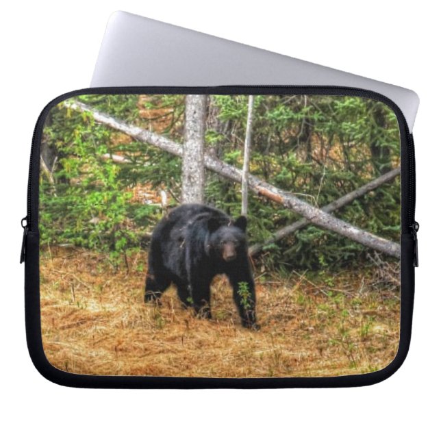 Vild Black Bear & Yukon Forest Photo Art Laptop Fodral (Framsidan)