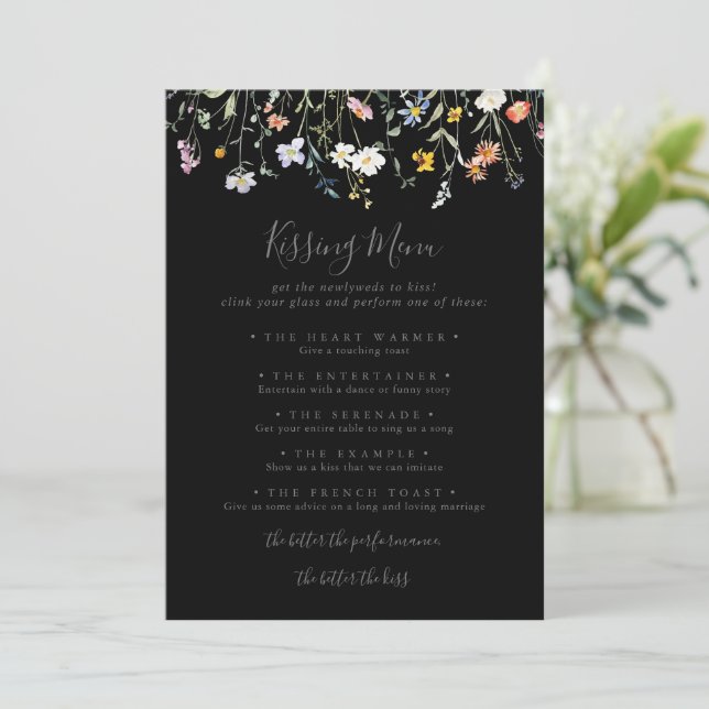 Vild Blommigt Black Bröllop Kissing Menu Game Card (Stående Fram)