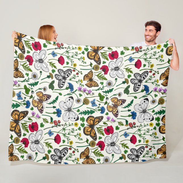 Vild blommor och fjärilar på vitt fleecefilt (På plats)