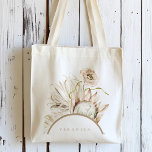 Vild Boho Protea Pampas Grass Blommigt Personlig Tygkasse<br><div class="desc">Den här personligen i påsen har färgat vattenfärgprotea,  vit orkidé,  torrt pampasgräs,  vitt antruturum,  vilda blommor,  löv med en båge ram och ett foto på baksidan. Om du vill ha en mer avancerad anpassning av den här designen klickar du på BLUE DESIGN VERKTYG. Matchande objekt är också tillgängliga.</div>
