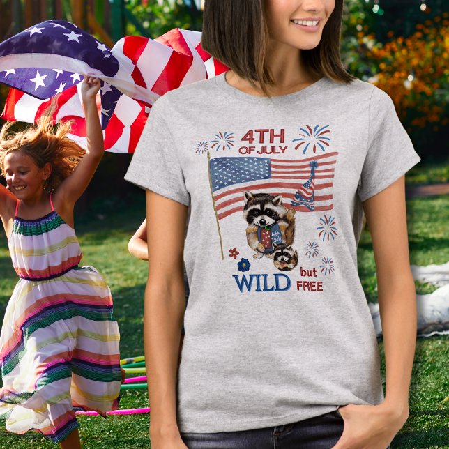 Vild but Free" Raccoon Mamma & Baby 4 juli T Shirt (Wild but Free Raccoon Mom & Baby 4th of July T-Shirt)
