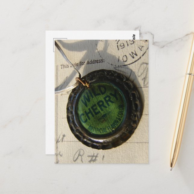 Vild Cherry Flaska Cap Necklace still Life Vykort (Fram/Back In Situ)