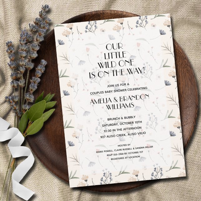 Vild En Blommigt Neutralt Babykläder Inbjudningar (Wild One is on the Way! Wildflowers on ivory baby shower invitations INSTANT DOWNLOAD & PRINTED)
