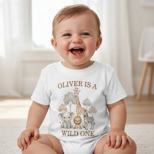 Vild en pojke 1-års födelsedags safari baby t shirt