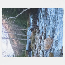 Vild flod i bergen - Vild natur Rumänien  Fleecefilt