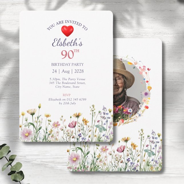 Vild för skuggfoto av 90:e födelsedagstgarden Blom Inbjudningar (90th birthday floral birthday party invitations with photo on a grey wood background)