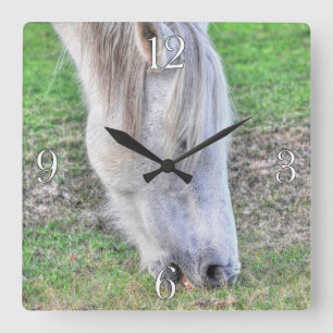 Vild Grazing New Forest Pony Hampshire, England Fyrkantig Klocka