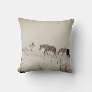 Vild hästar i Snö Throw Cushion Kudde