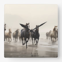 Vild hästar på en foggy strand