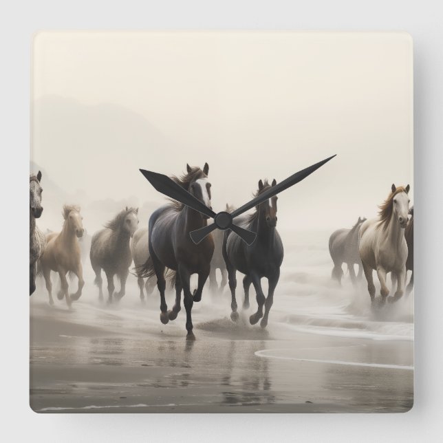 Vild hästar på en foggy strand fyrkantig klocka (Framsida)