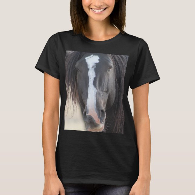 VILD HORSE AV ONAQUI-MOUNTAINER AV UTAH STALLION T-SHIRT (Framsida)