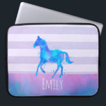 Vild Horse in Blue and Lila Watercolor Laptop Sleeve<br><div class="desc">En personlig laptop sleeve med en söt vattenfärgshäst i blått och lila färg. Kör vild och gratis. Ställ in på vågräts lila stripe-bakgrund. En blå och rosa vattenfärg gräns som är lagrad över grund.</div>