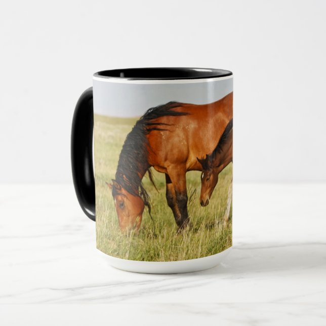 Vild Horse Mor och Colt Grazing Mugg (Framsida vänster)