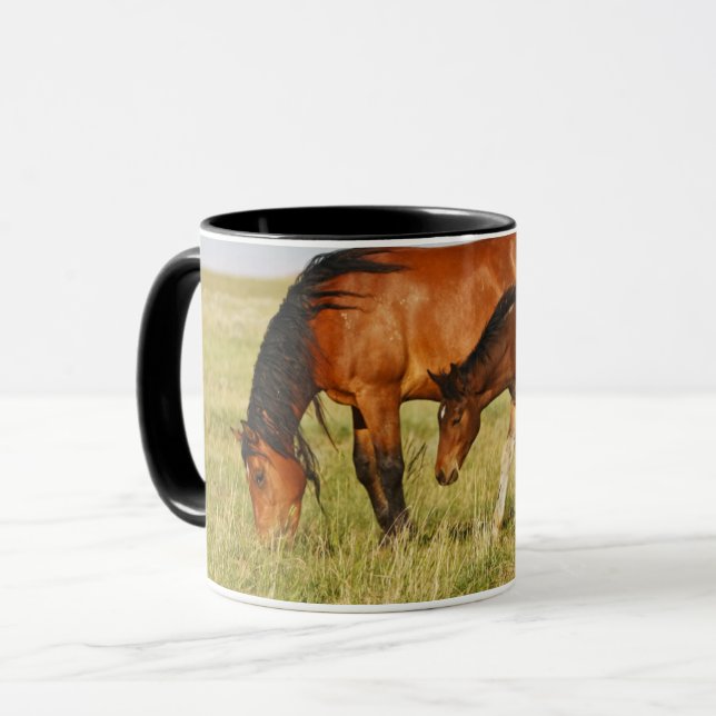 Vild Horse Mor och Colt Grazing Mugg (Framsida vänster)