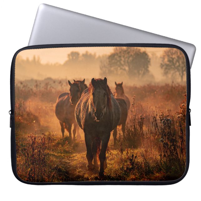 Vild Horses: Intense Gaze-möte Laptop Fodral (Framsidan)