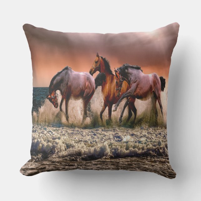 Vild Horses Sjö Äventyr Utomhuskudde (Framsida)