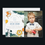 Vild Jungle Animals Kids Photo Birthday Inbjudan<br><div class="desc">En VILD ROLIGT JUNGLE ANIMALS THEME BIRTHDAY Collection.- Det är en Elegant enkel Cute Minimal sketchy Illustration of tropical forest and roligt party animals - zebra, lejon och apa, perfekt för din lilla födelsedagsfest. Det är mycket enkelt att anpassa, med dina personuppgifter. Om du behöver någon annan matchande produkt eller...</div>