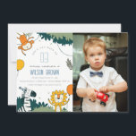 Vild Jungle Animals Kids Photo Birthday Inbjudan<br><div class="desc">En VILD ROLIGT JUNGLE ANIMALS THEME BIRTHDAY Collection.- Det är en Elegant enkel Cute Minimal sketchy Illustration of tropical forest and roligt party animals - zebra, lejon och apa, perfekt för din lilla födelsedagsfest. Det är mycket enkelt att anpassa, med dina personuppgifter. Om du behöver någon annan matchande produkt eller...</div>