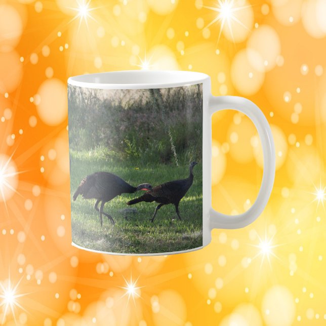 Vild-kalkoner i Grass Photo Kaffemugg (A mug with a photograph of a group of wild turkeys enjoying some grass.)