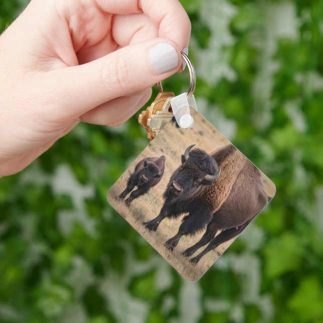 "Vild Kärlek: The Bison and her Calf" Nyckelring (Hand)