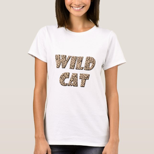 Vild katt "Fluffy" text T-Shirt - Quirky Animal (Framsida)