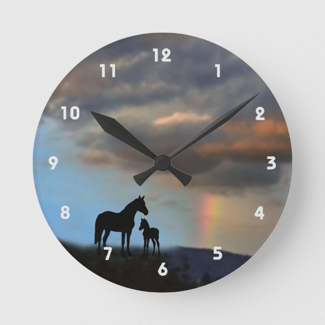 Vild Mustang Mare och Foal Silhouette med regnbåge Rund Klocka (Framsida)