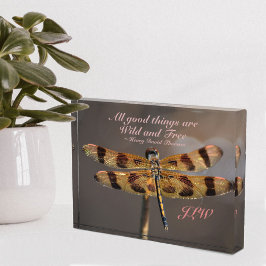 Vild och gratis citat Golden Dragonfly