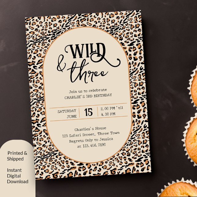 Vild och tre leoparder Skriv ut Neutralt 3:e födel Inbjudningar (Wild and Free 3rd Birthday Invitation with leopard print)