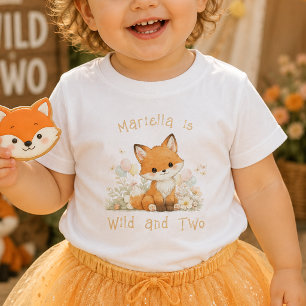 Vild och två anpassat namn 2-års födelsedags baby t shirt