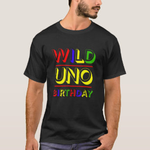 Vild om första födelsedag som vrider en t shirt