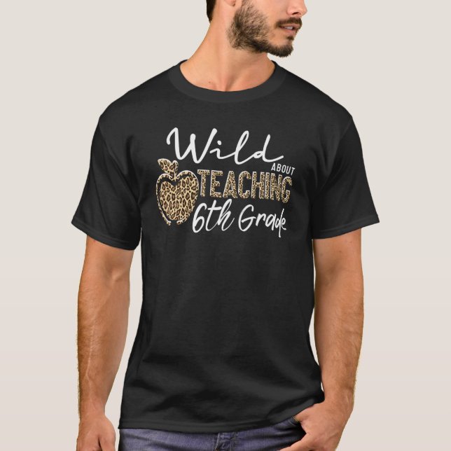 Vild om undervisande Skolpersonal 6:e klass lärare T Shirt (Framsida)