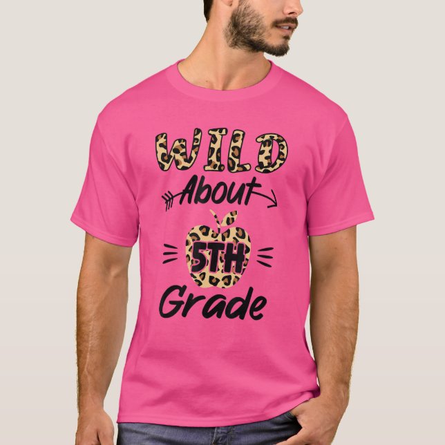 Vild omkring 5:e Klass Leopard femte Klass-läraren T Shirt (Framsida)
