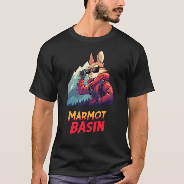 Vild Peaks: Marmot Bason Äventyr T Shirt (Framsida)
