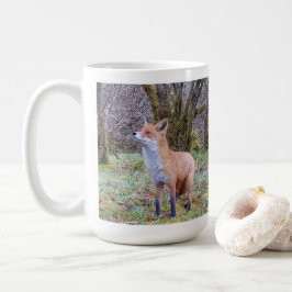 Vild röd räv stående frostig landskap mysig vinter kaffemugg