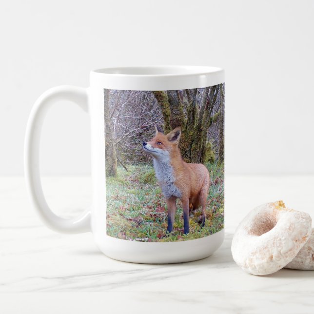 Vild röd räv stående frostig landskap mysig vinter kaffemugg (Med munk)