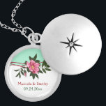 Vild rosa ros blommigt bröllop mynta grönt silverpläterat halsband<br><div class="desc">Vild rosa ros blommigt bröllop mynthalsband i grönt, med en vacker vild ro i rosa med mörk grönt löv, rödvågat linjer och halfton inslag på vit och mintfärgad grönt. Denna moderna, elegant- och romantiska föreställning kan användas vid särskilda tillfällen som förlovning, bröllop, födelsedagar, årsdagar eller Mor dag. Underbar som möhippa...</div>