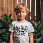 Vild Sak Nummer Citote Funny Leopard Skriv ut T Shirt<br><div class="desc">Den här söta och roliga designen är perfekt för dina barn. Det innehåller citatet "Vild Sak, (#)" (som kan anpassas till valfritt nummer) i leopard cheetah print typography. Den är modern, lekfull, roligt och coola. perfekten är utformad för att ge till dina barn. (Matchningsskjortor finns tillgängliga för mamma med citatet...</div>