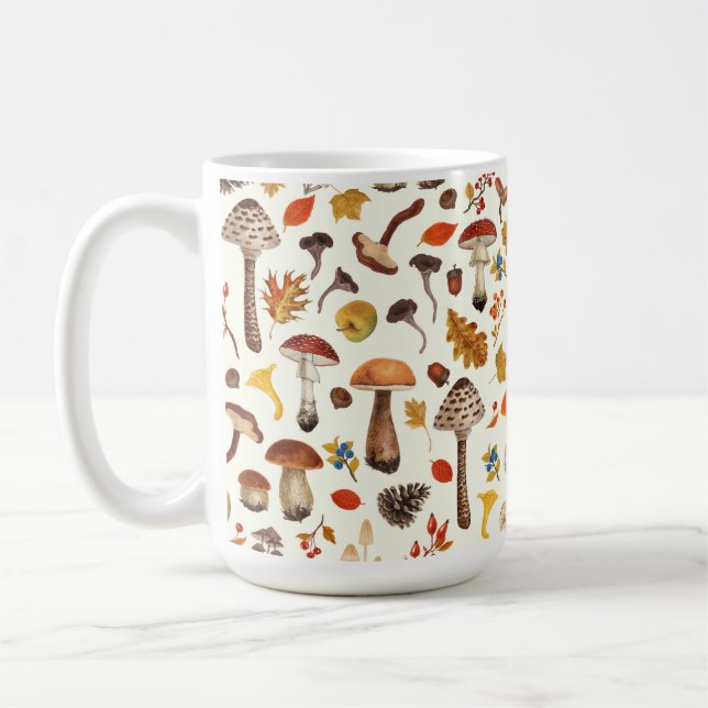 Vild svampar på benvit kaffemugg (Vänster)