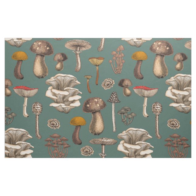 Vild Svampar på grönten gräs Tyg (Fat Quarter)