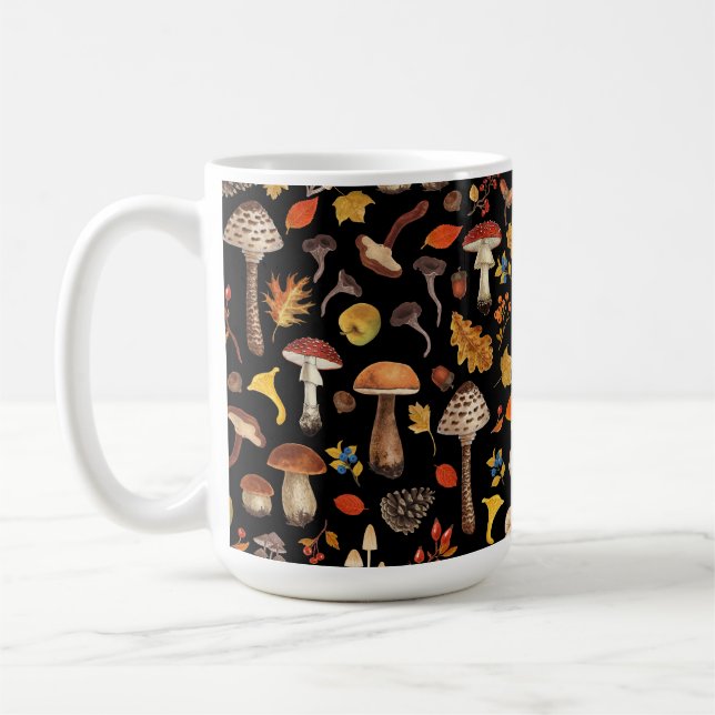 Vild svampar på svart kaffemugg (Vänster)