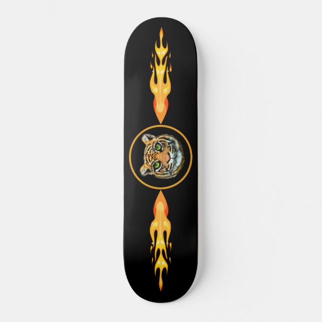 Vild tiger, flammor på svart skateboard (Framsida)