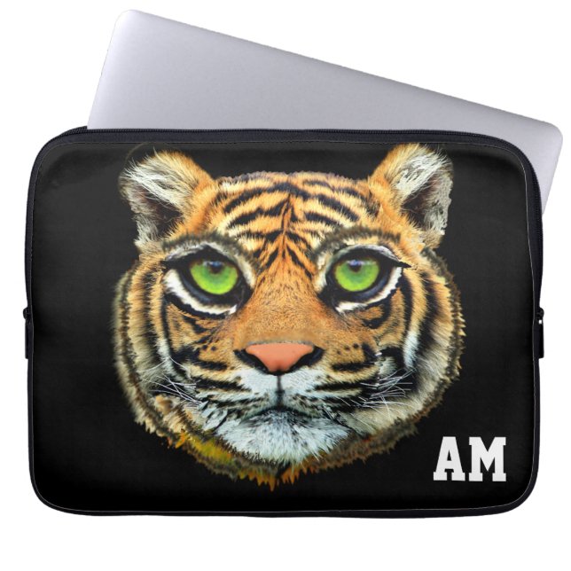 Vild tigeransikte på svart monogram laptop fodral (Framsidan)